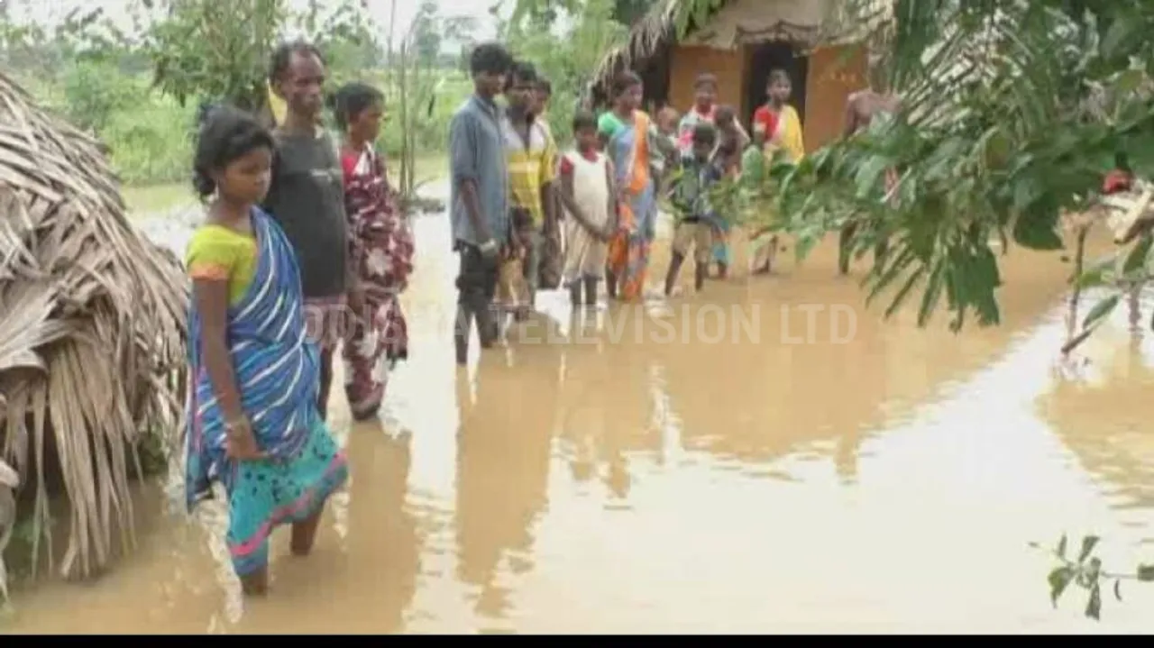 ଘର ଭିତରେ ପାଣି, ଘର ବାହାରେ ପାଣି : ୨୦ ଦିନ ହେଲା ପାଣି ଘେରରେ ଆଦିବାସୀ ପରିବାର