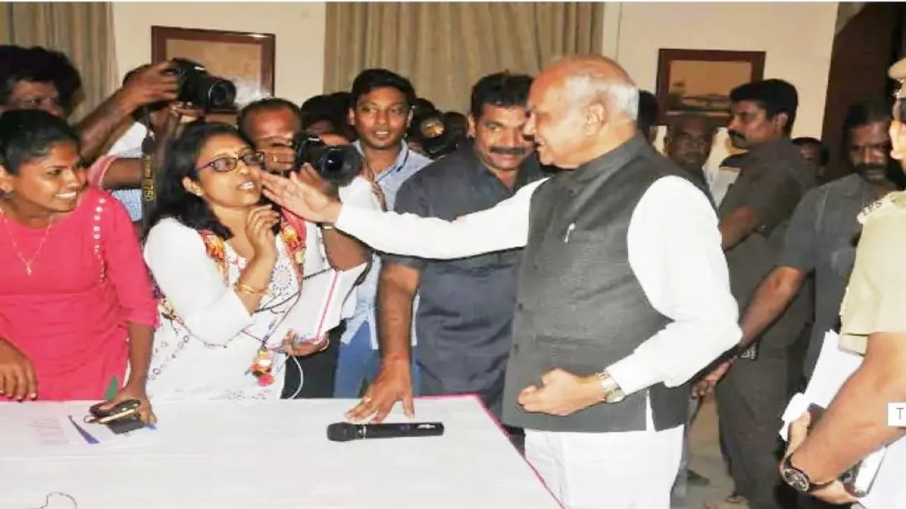 ମହିଳା ସାମ୍ବାଦିକାଙ୍କ ଗାଲକୁ ଛୁଇଁ ଦେଲେ ରାଜ୍ୟପାଳ