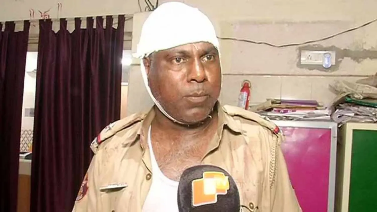 ଥାନାରେ ପଶି ପୁଲିସ୍‌କୁ ପିଟିଲେ