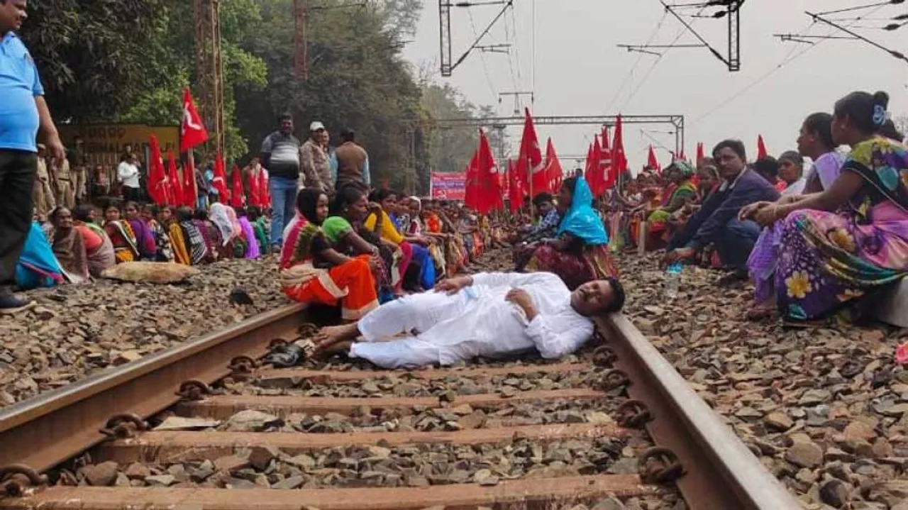 ରେଳପଥ ନିର୍ମାଣ ଦାବିରେ ରେଳ ଲାଇନ୍‌ରେ ଶୋଇ ଆନ୍ଦୋଳନ କଲେ ବିଧାୟକ