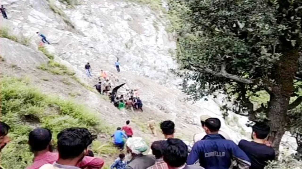 ନଦୀରେ ଖସି ପଡ଼ିଲା ତୀର୍ଥଯାତ୍ରୀ ଗାଡ଼ି; ୧୧ ମୃତ