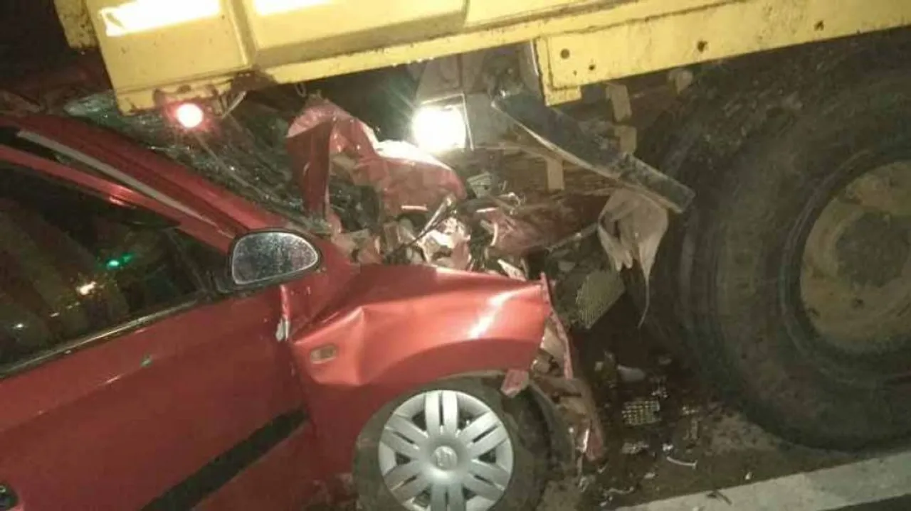 ଡମ୍ପରରେ ପିଟିହେଲା କାର୍‌: ୪ ମୃତ, ୩ ଆହତ