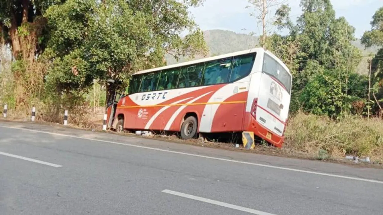 ଡାକ୍ତରୀ ଛାତ୍ରଛାତ୍ରୀଙ୍କୁ ନେଇ କୋଭିଡ୍ ଡ୍ୟୁଟିରେ ଯାଉଥିବା ବସ୍‌ ଦୁର୍ଘଟଣାଗ୍ରସ୍ତ