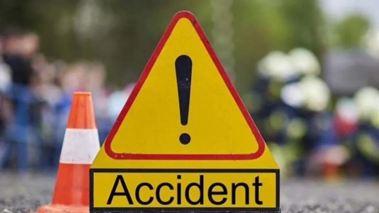 Auto-rickshaw overturns near Gailo ghat
