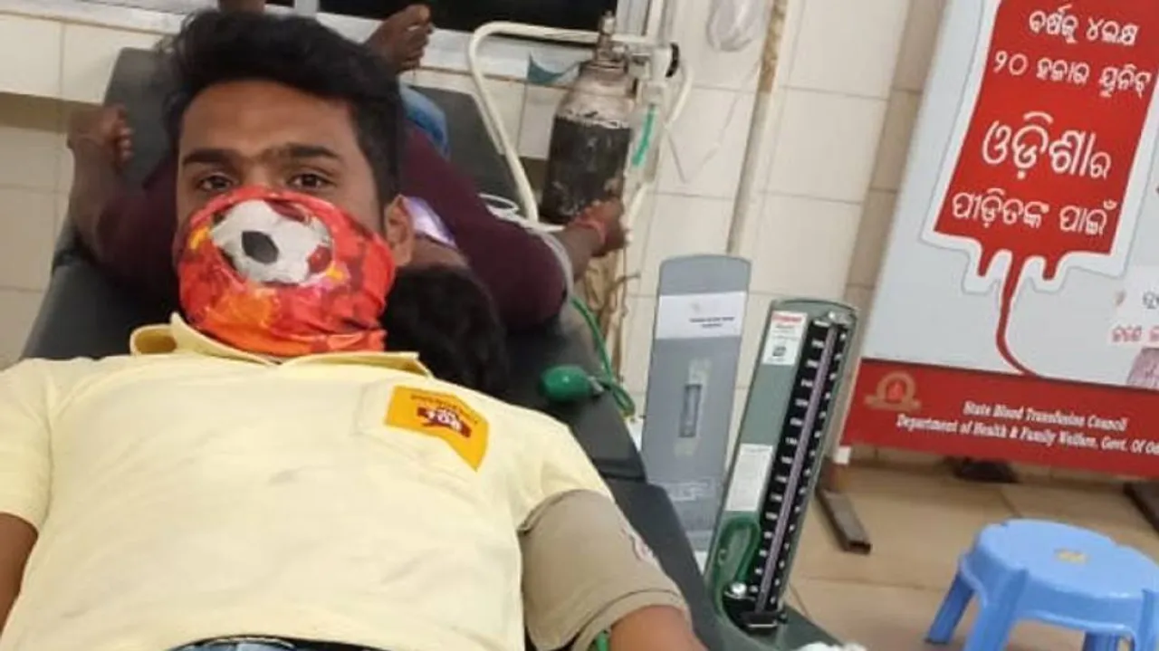 ଦେବଦୂତ ସାଜିଲେ ଆମ୍ବୁଲାନ୍ସ କର୍ମଚାରୀ