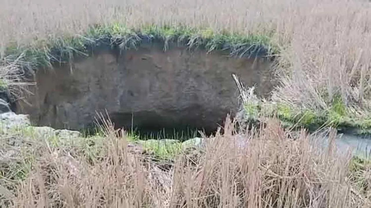 ବିଲରେ ୫୦ ଫୁଟ୍ ତଳକୁ ଧସିଲା ମାଟି; ସ୍ଥାନୀୟ ଅଞ୍ଚଳରେ ଭୟର ବାତାବରଣ