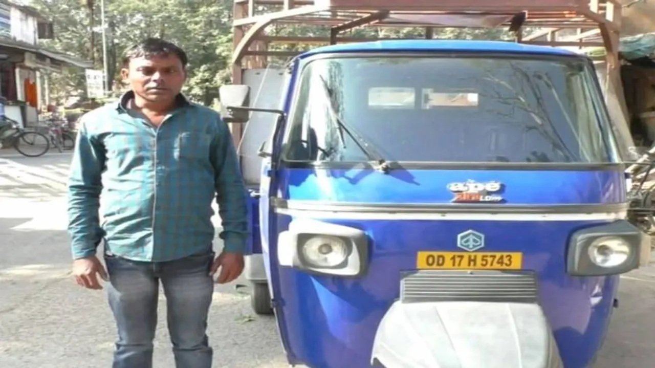 ଅଟୋ ଚାଳକଙ୍କୁ ହେଲମେଟ ଫାଇନ୍