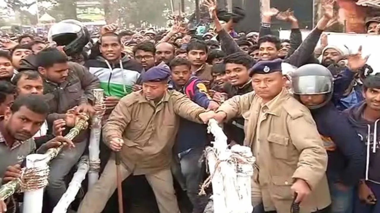 ଟିକେଟ୍ ପାଇଁ ବାରବାଟୀ ଷ୍ଟାଡିୟମ୍ କାଉଣ୍ଟରରେ ଭିଡ଼