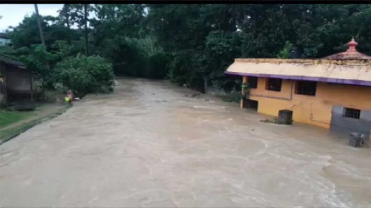 ଉତ୍ତର ଓଡ଼ିଶାରେ ବନ୍ୟା; ରାସ୍ତା ଉପରେ ଆଣ୍ଠୁଏ ପାଣିର ସୁଅ