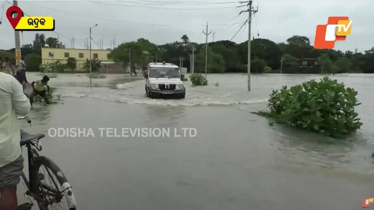ବର୍ଷାରେ ବେହାଲ ଭଦ୍ରକ: ଘର ଭୁଶୁଡ଼ିଲା, ସରକାରୀ ଅଫିସ‌ରେ ପାଣି ପଶିଲା