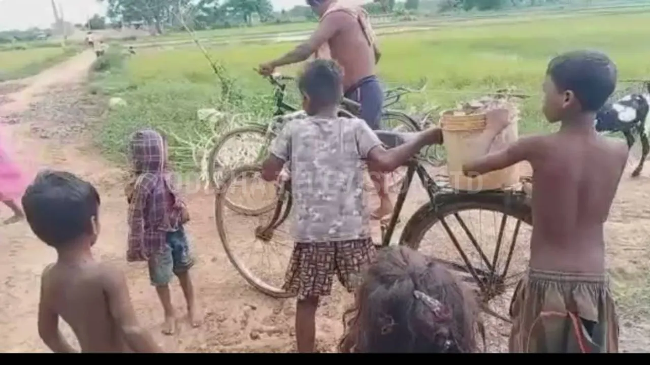 ତୁମ ପରି ଛୋଟ ପିଲା ଟିଏ . . . ରାସ୍ତା ସମତୁଲ କରିବା ପାଇଁ ଅଣ୍ଟା ଭିଡ଼ିଲେ କୁନି କୁନି ପିଲା