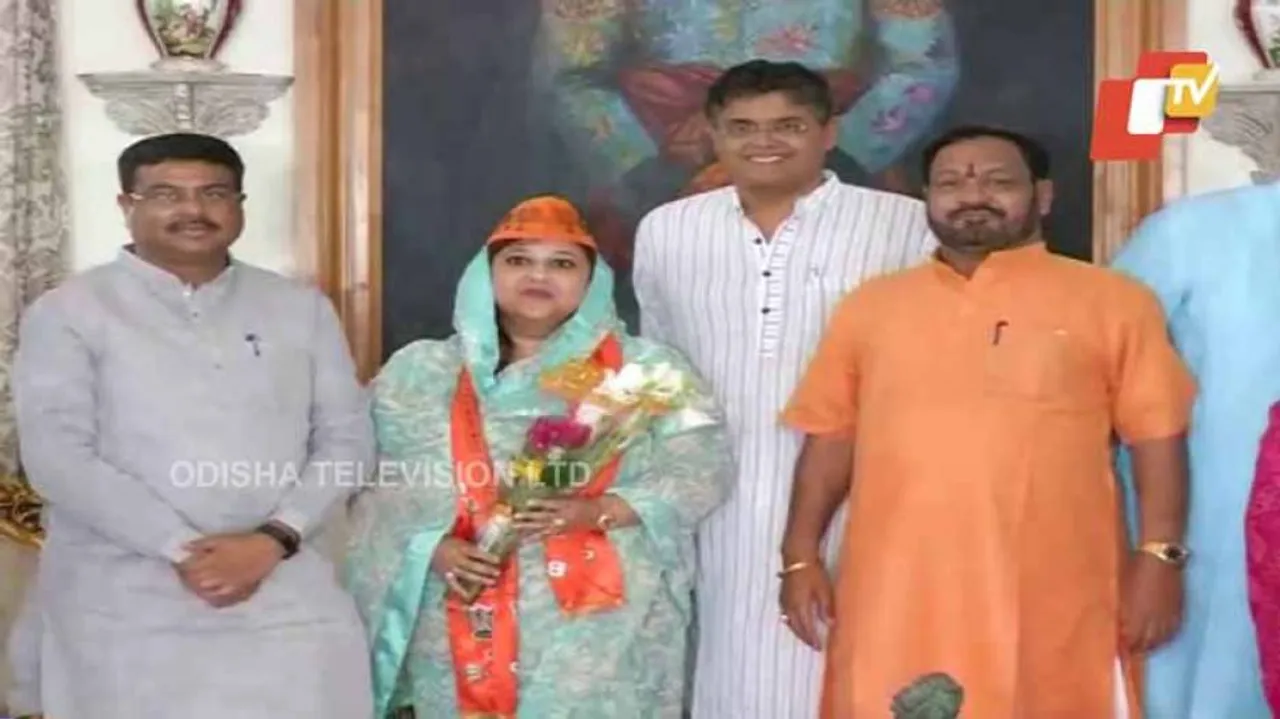 ପଦ୍ମ ଧରିଲେ ପ୍ରତ୍ୟୁଷା