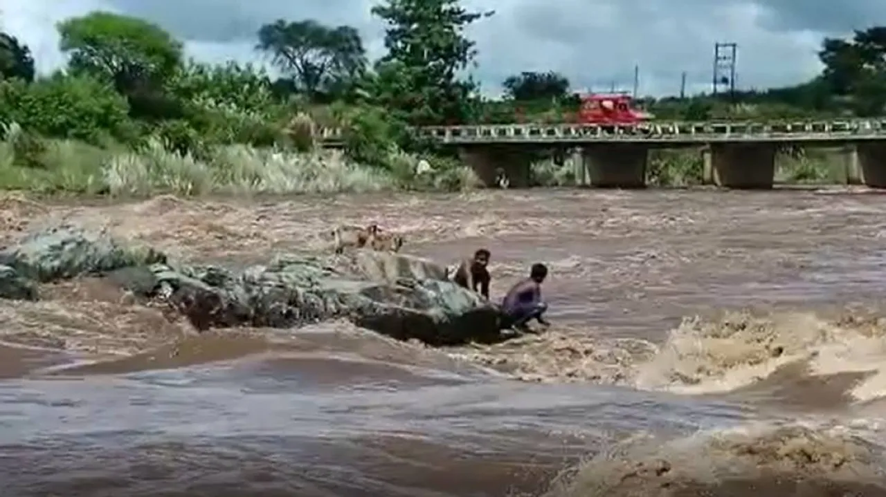 ବନ୍ୟା ଜଳରେ ଭାସି ଯାଉଥିଲେ ଦୁଇ ଯୁବକ, ଆଉ ତା'ପରେ…