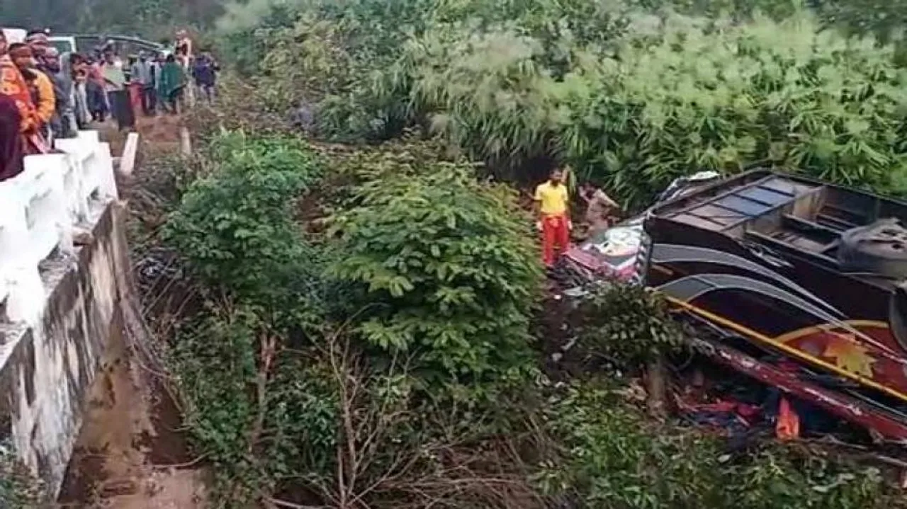 ମିଳିଲା ୪ ମୃତକଙ୍କ ପରିଚୟ , ଏବେ ବି ବସ୍ ଭିତରେ କିଛି ଯାତ୍ରୀ ଫସି ରହିଛନ୍ତି