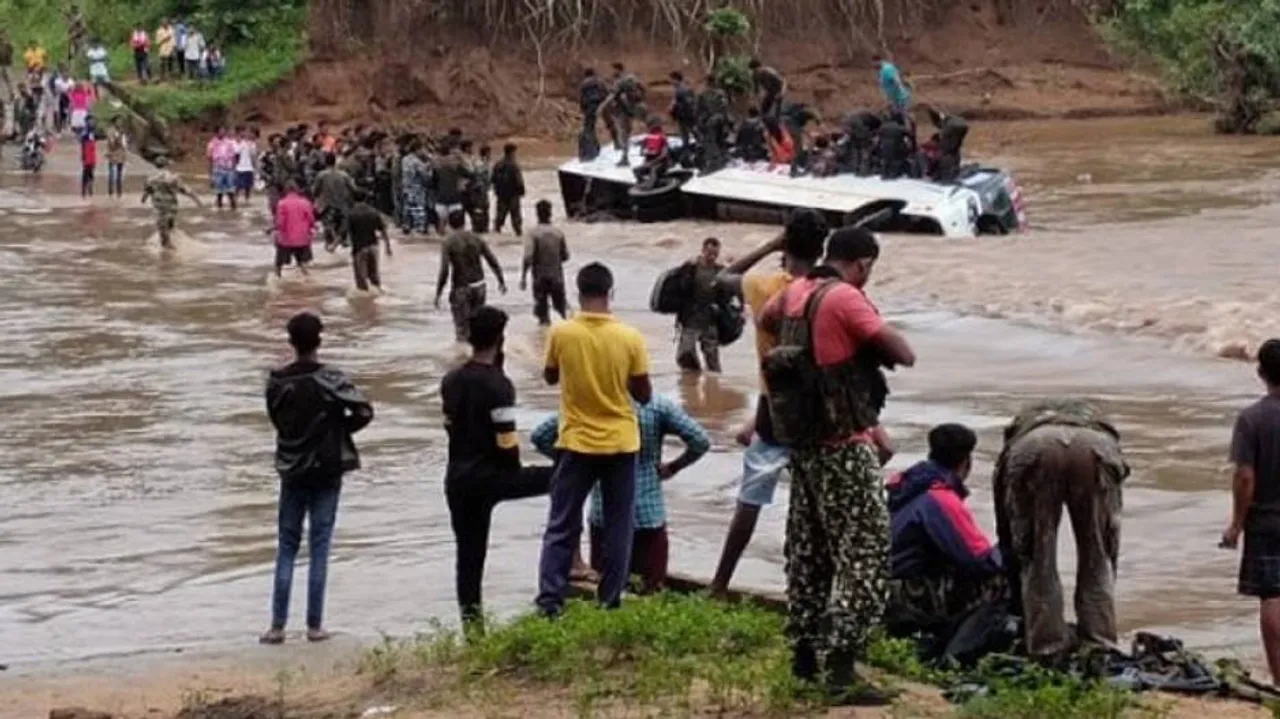 ପୋଲ ତଳକୁ ଖସି ପଡ଼ିଲା ୩୦ ଯବାନଙ୍କୁ ନେଇ ଯାଉଥିବା ବସ୍