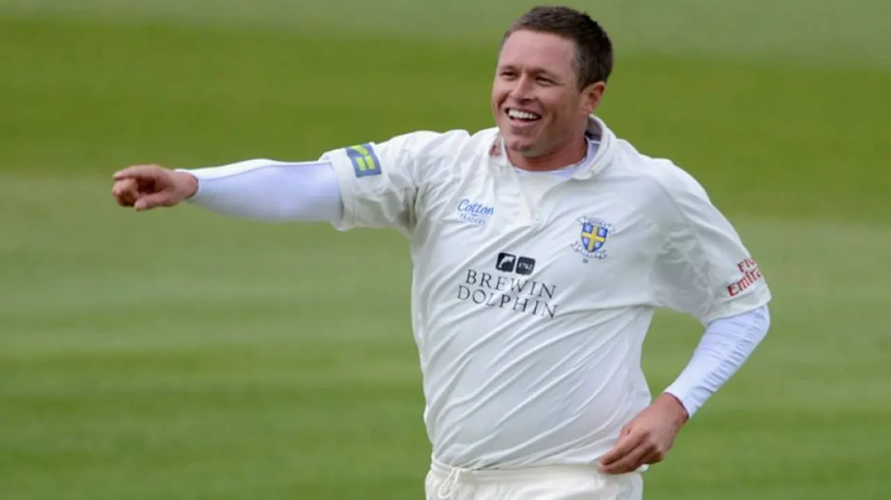 ବଲରେ ସାନିଟାଇଜର୍ ଲଗାଇ ସସ୍‌ପେଣ୍ଡ୍‌ ହେଲେ ଏହି ବୋଲର୍