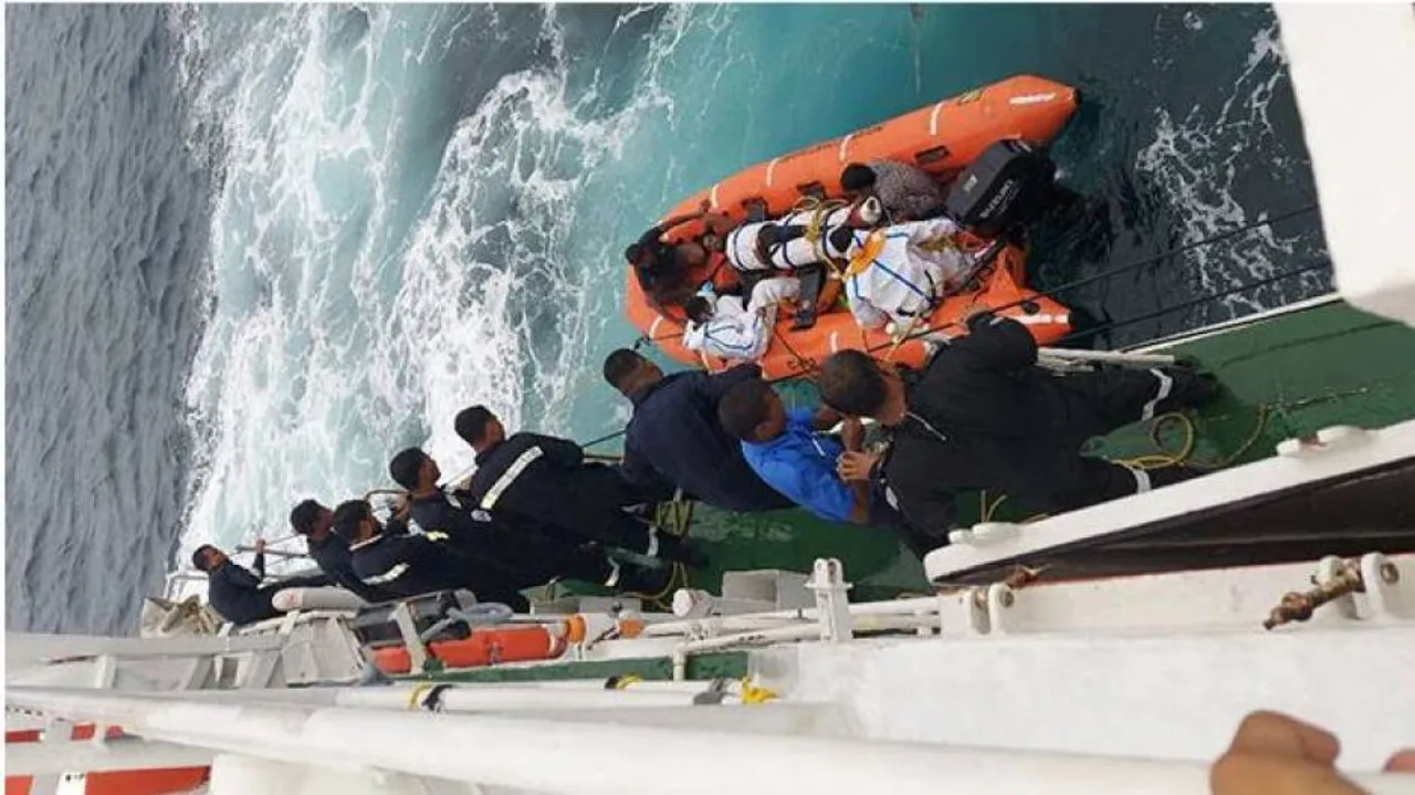ସମୁଦ୍ର ଭିତରେ ବୁଡ଼ିଯାଉଥିଲା ଡଙ୍ଗା, ୯ ଜଣଙ୍କୁ ଉଦ୍ଧାର କଲା ଭାରତୀୟ ନୌସେନା
