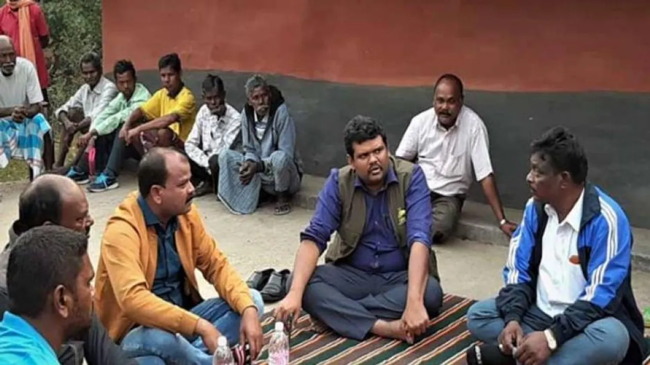 ଲୋକଙ୍କ ପାଖରେ ବସି ସେମାନଙ୍କ ସମସ୍ୟା ଶୁଣିଲେ ଜିଲ୍ଲାପାଳ