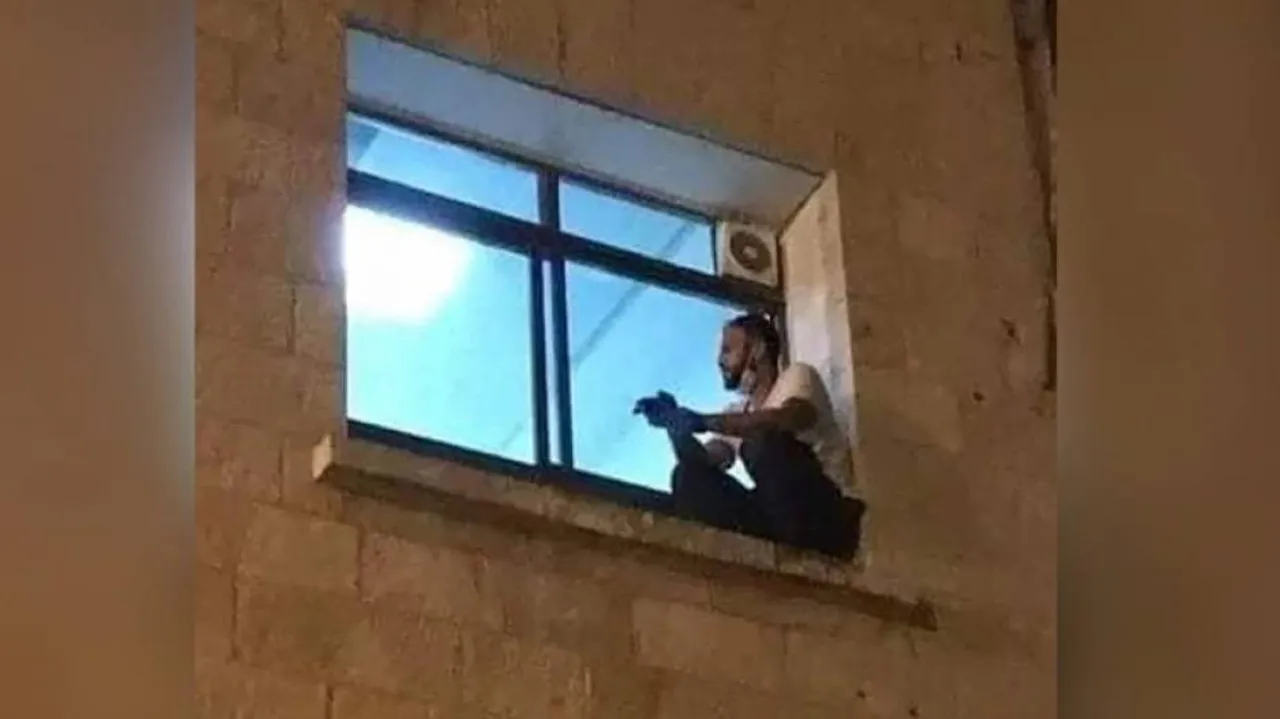 କୋଭିଡ କଟକଣା: ଝରକାରେ ଚଢ଼ି ମାଆର ଅନ୍ତିମ ବିଦାୟ ଦେଖିଲା ଅସହାୟ ପୁଅ