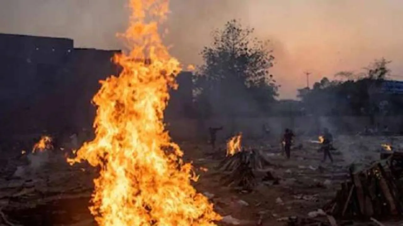 ନିଆଁ ଲାଗିବା ପୂର୍ବରୁ ଜୁଇରେ ଉଠି ବସିଲେ କରୋନା ଆକ୍ରାନ୍ତ ମହିଳା