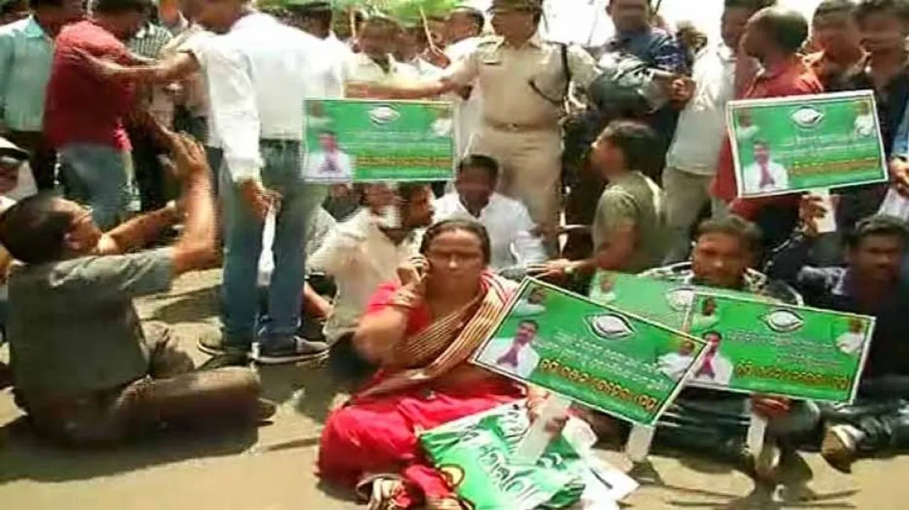 ବିଜେଡିରେ ଟିକେଟ୍‌ କଳି: ବିଧାୟକ ପ୍ରମୋଦ ମଲ୍ଲିକଙ୍କ ସମର୍ଥକ-ବିରୋଧୀ ମୁହାଁମୁହିଁ