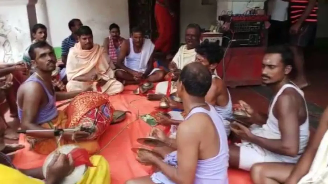 ଡେଙ୍ଗୁର ଦୌରାତ୍ମ୍ୟରୁ ବର୍ତ୍ତିବା ଲାଗି ଠାକୁରାଣୀ ମନ୍ଦିରରେ ପୂଜାର୍ଚ୍ଚନା