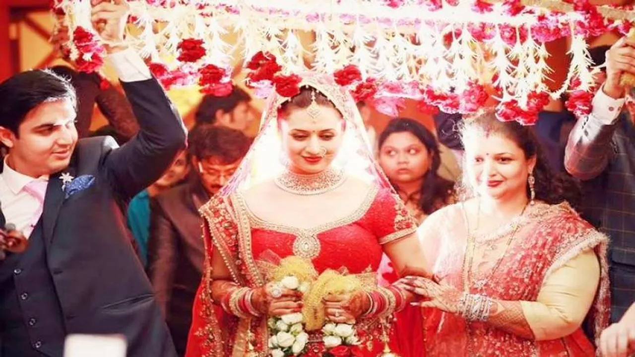 ବିବାହ ପରେ କମିନି କ୍ରେଜ୍‌, ଏବେ ବି ସୋସିଆଲ ମିଡ଼ିଆରେ ଲକ୍ଷ ଲକ୍ଷ ଫଲୋଅର୍ସ