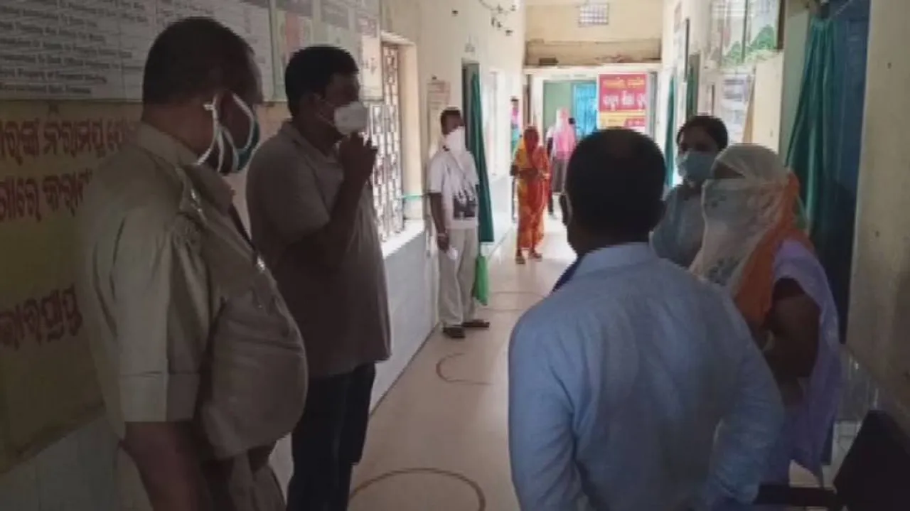 ଲୁଡୋ ଖେଳୁଛନ୍ତି ମେଡିକାଲ କର୍ମଚାରୀ!