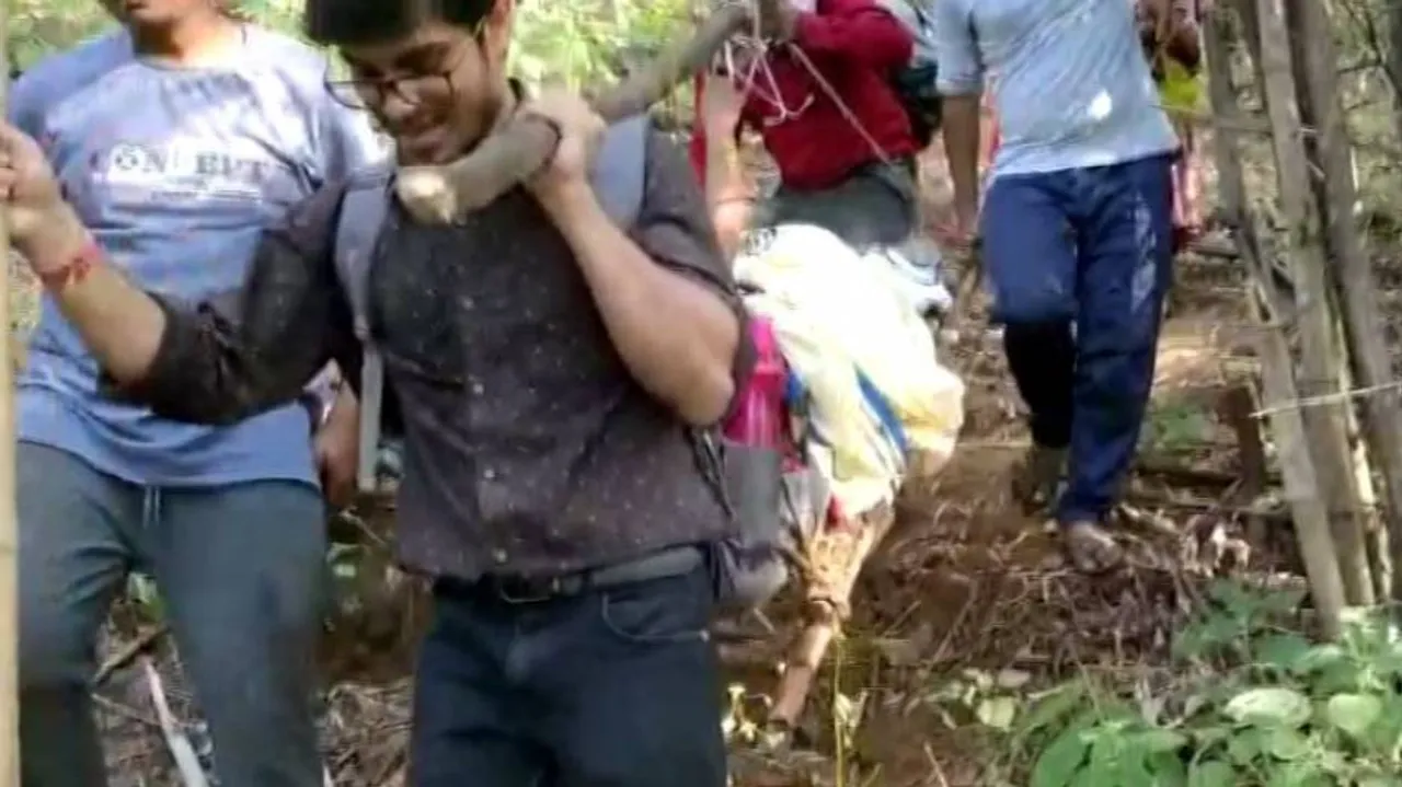 ଦେବଦୂତ ସାଜିଲେ ଡାକ୍ତର ; ପ୍ରସୂତିଙ୍କୁ ୩୦କି.ମି ଭାରରେ ବୋହିଲେ ଡାକ୍ତରୀ ଟିମ୍