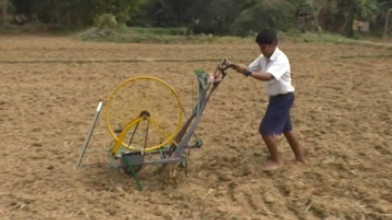 କୃଷି ଯନ୍ତ୍ର ତିଆରି କରି ଚର୍ଚ୍ଚାରେ ୭ମ ଶ୍ରେଣୀ ଛାତ୍ର