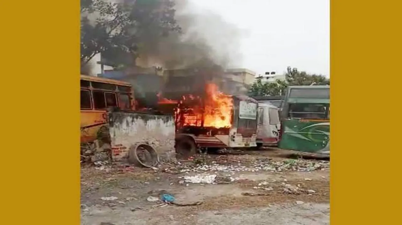 କଟକ ବାଦାମବାଡ଼ିରେ ଜଳିଗଲା ବସ୍‌