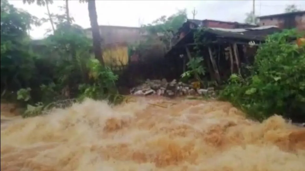 ବର୍ଷାରେ ସ୍ଥିତି ଜଟିଳ; ଘର ଭାଙ୍ଗିଲା ଓ ରାସ୍ତା ଧୋଇଗଲା ଅଫିସ୍‌ରେ ବି ପାଣି ପଶିଲା