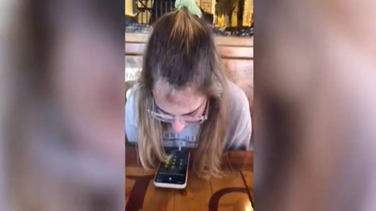 ବିନା ଆଙ୍ଗୁଠିରେ ଆଇଫୋନ୍‌ ଚଳାଉଛନ୍ତି ଯୁବତୀ  !