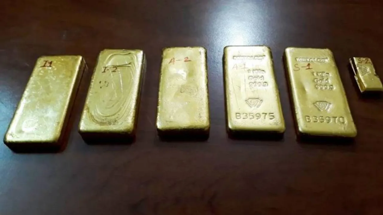 ଏୟାରପୋର୍ଟ ବାହାରୁ ମିଳିଲା ବିଦେଶୀ ସୁନା