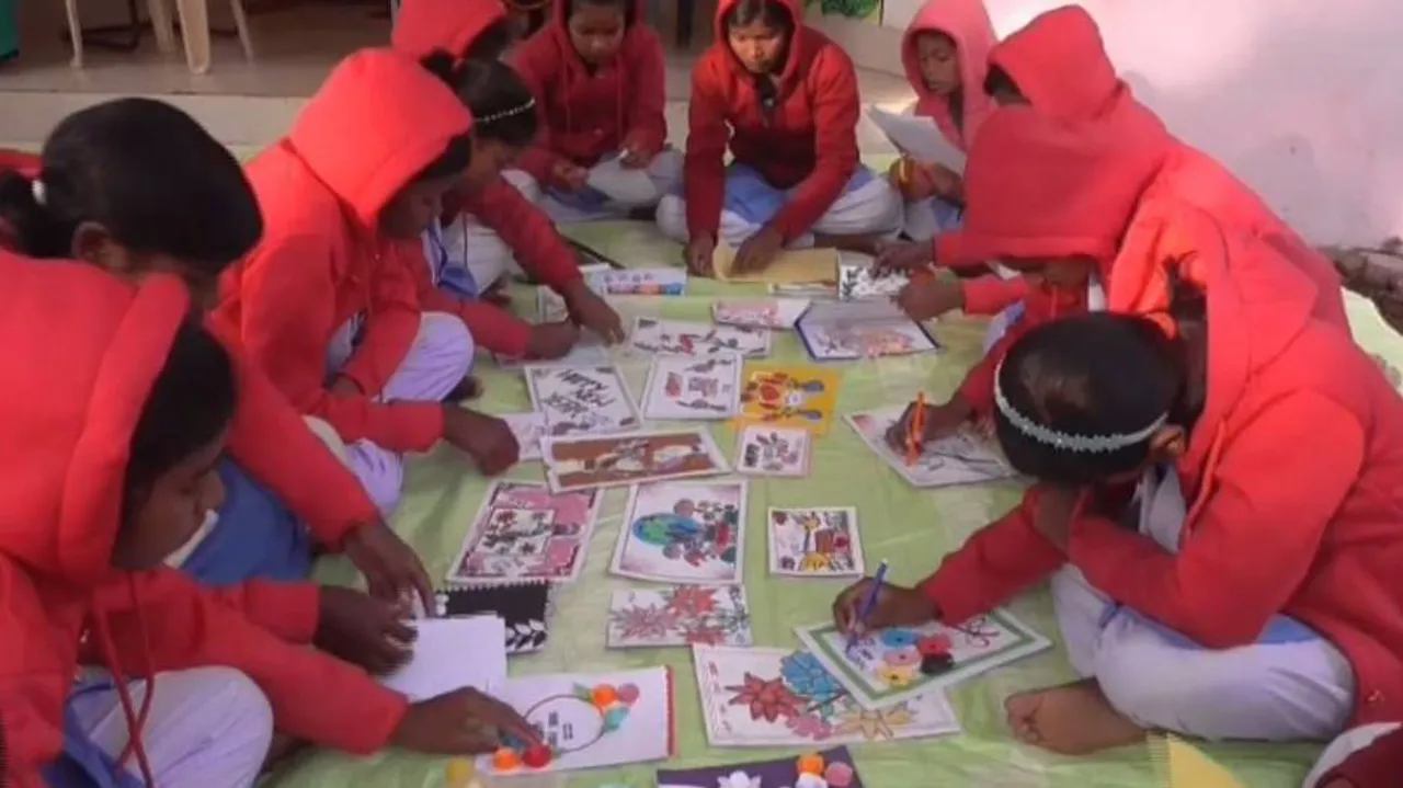 କୁନିକୁନି ଛାତ୍ରୀଙ୍କ ଉଦ୍ୟମକୁ ପ୍ରଶଂସା ; ଗ୍ରୀଟିଙ୍ଗସ୍ ତିଆରି କରି ପାଲଟିଲେ ଉଦାହରଣ