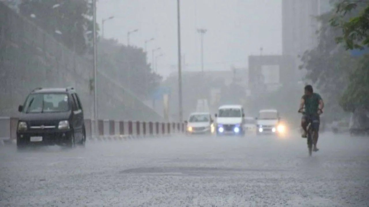 ବର୍ଷାରେ ଦିଲ୍ଲୀ-କୋଲକତା ଅବସ୍ଥା ବେହାଲ, ରାସ୍ତା ଉପରେ ଆଣ୍ଠୁଏ ପାଣି