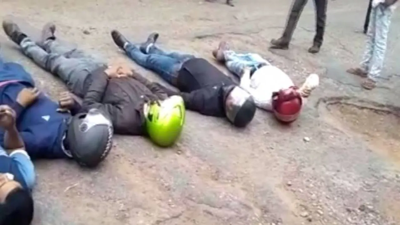 ହେଲମେଟ ପିନ୍ଧି ରାସ୍ତାରେ ଶୋଇ ପ୍ରତିବାଦ