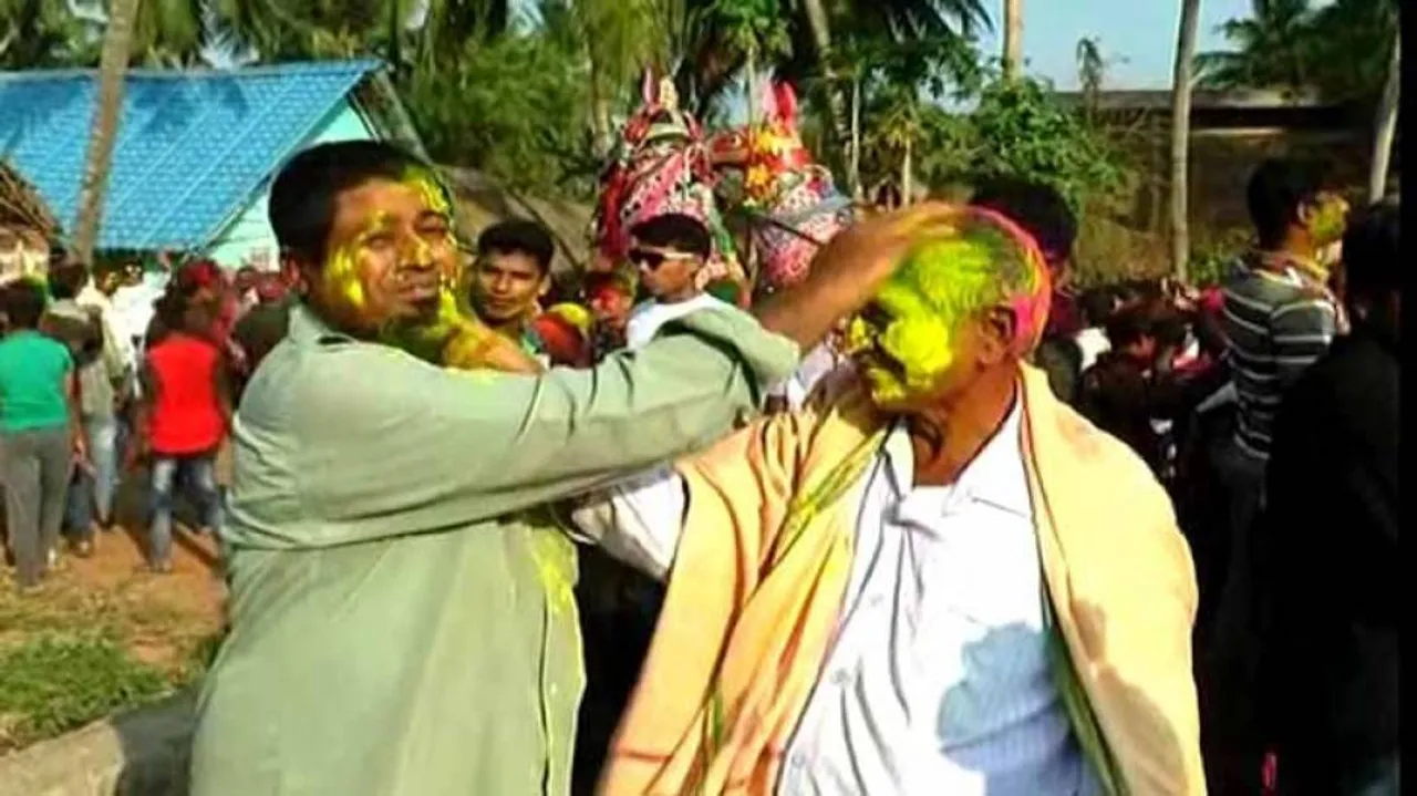 ଏକାଠି ଫଗୁ ଖେଳିଲେ ସବୁ ଧର୍ମର ଲୋକେ