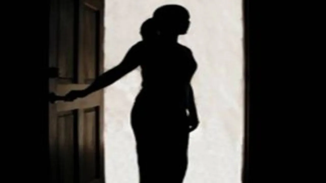 ମାଆ-ପୁଅଙ୍କୁ ଧରିଲେ ସାହି ମହିଳା : ଘରେ କରୁଥିଲେ ଏମିତି ବେପାର