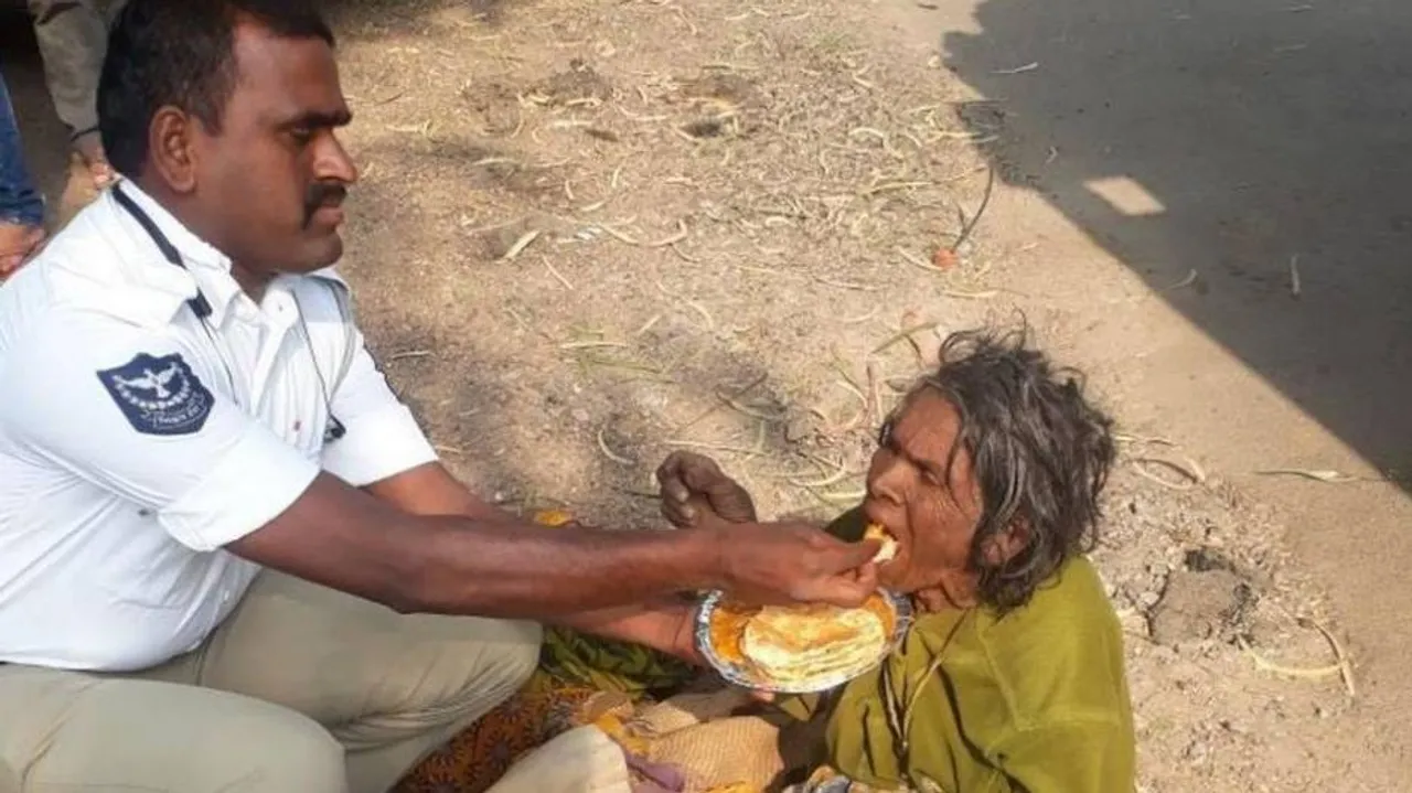 ଅସହାୟ ବୃଦ୍ଧାଙ୍କୁ ଜଣେ ଟ୍ରାଫିକ୍‌ ପୋଲିସ ନିଜ ହାତରେ ଖୁଆଇ ଦେଉଥିବା ଫଟୋ ଭାଇରାଲ୍