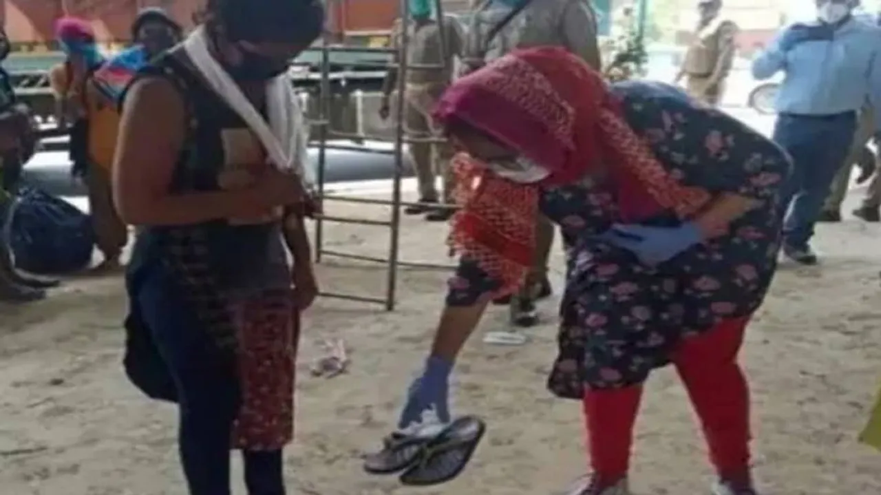 ଯୁବତୀଙ୍କୁ ଚପଲ ପିନ୍ଧାଇଲେ ଆଇଏଏସ୍‌ ଅଫିସର