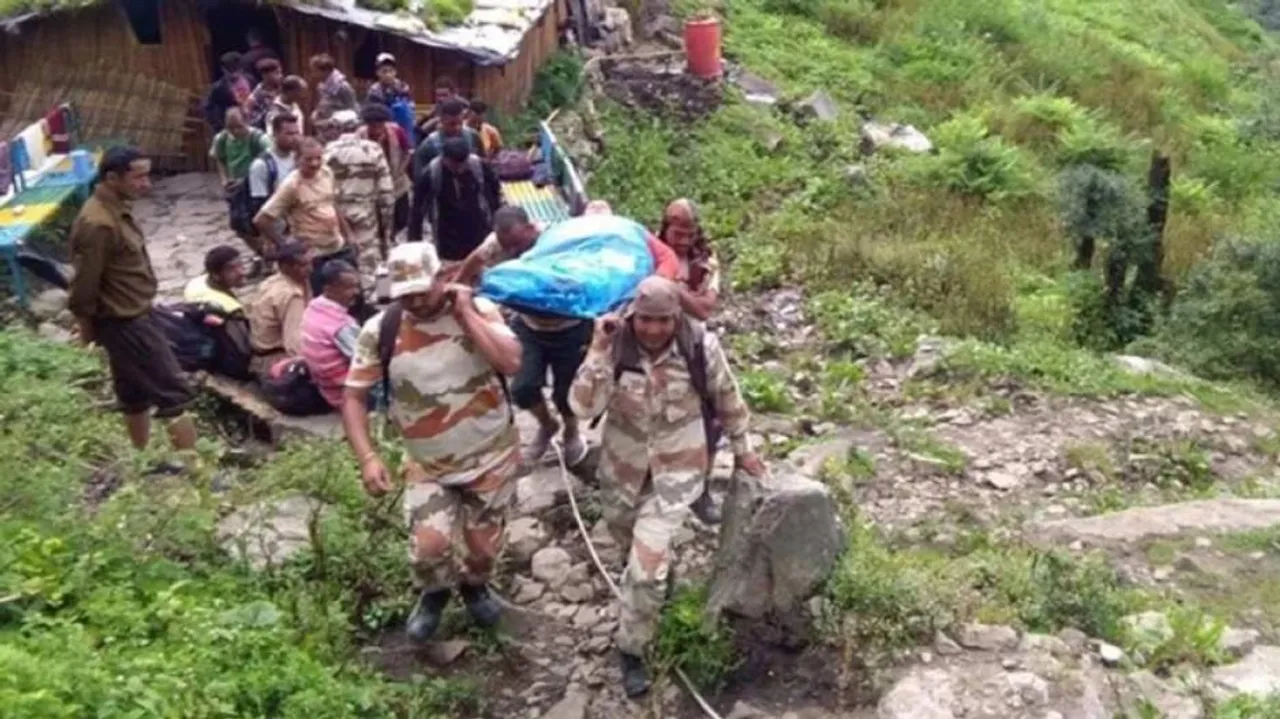 ଆହତ ମହିଳାଙ୍କୁ କାନ୍ଧେଇ ୪୦ କିଲୋମିଟର ଚାଲିଲେ ଯବାନ