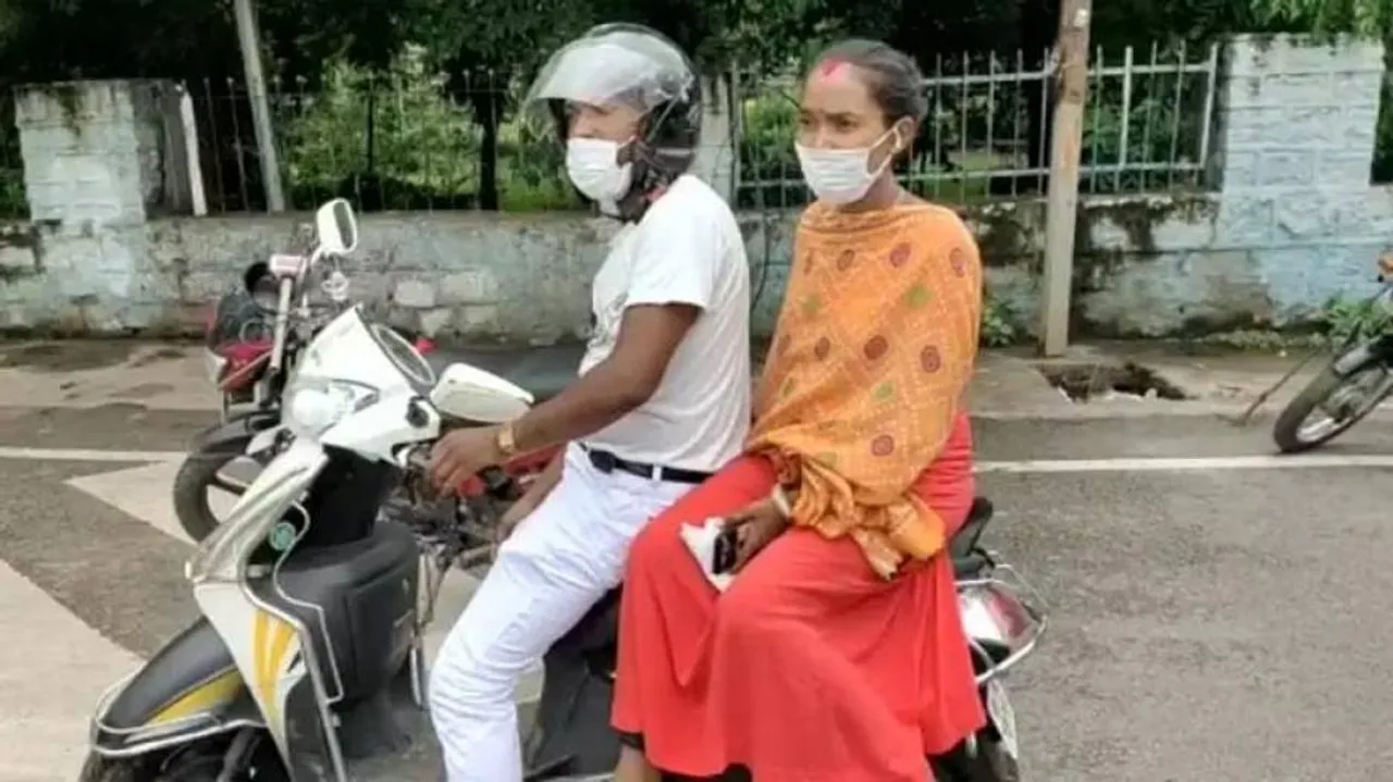 ଗର୍ଭବତୀ ସ୍ତ୍ରୀଙ୍କୁ ପରୀକ୍ଷା କେନ୍ଦ୍ରରେ ପହଞ୍ଚାଇବା ପାଇଁ ୧୧୭୦ କିମି ସ୍କୁଟି ଚଳାଇଲେ ସ୍ୱାମୀ