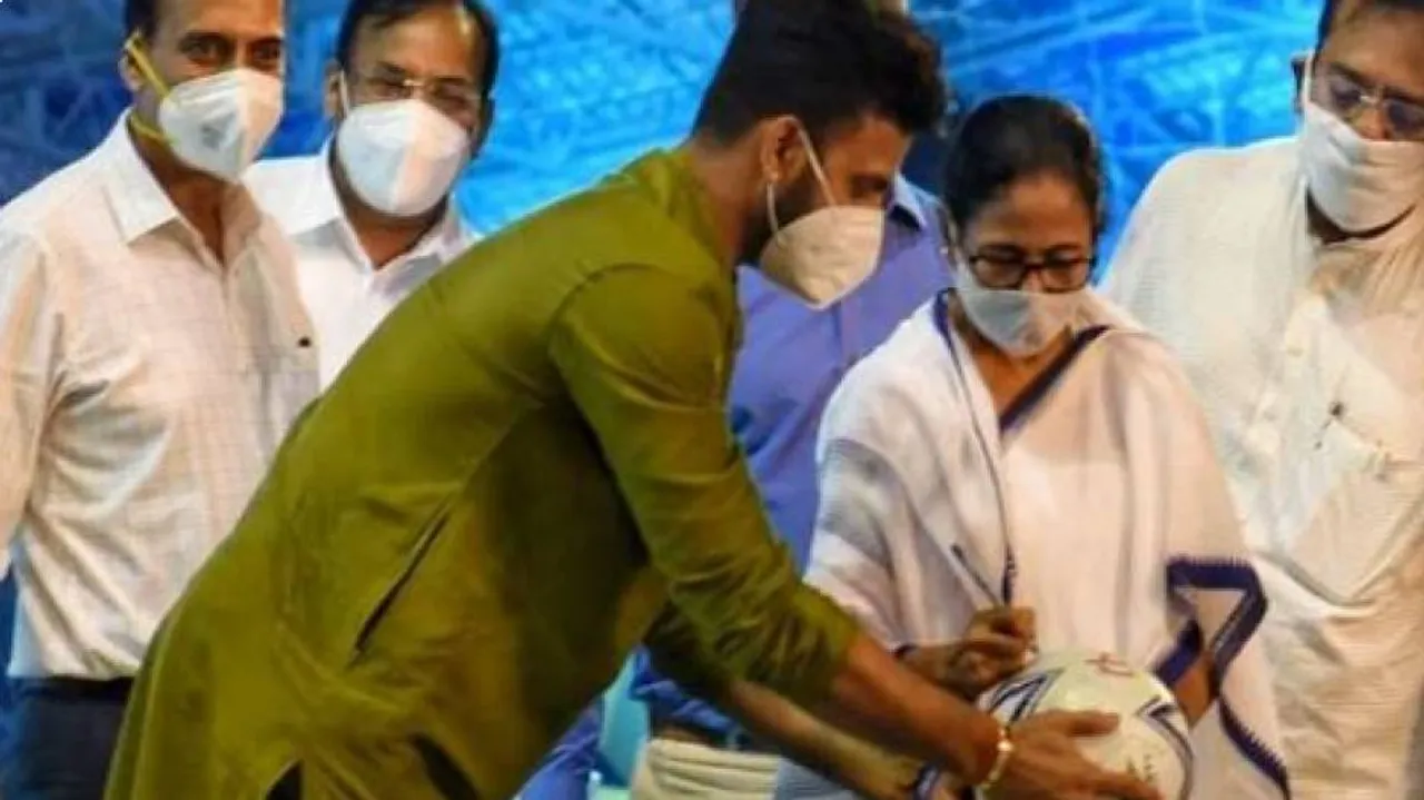 ଫେରିଲା ଖେଲା ହୋବେ ସ୍ଲୋଗାନ : ଏକ ଲକ୍ଷ ଫୁଟବଲ ‍‍ବାଣ୍ଟିବେ ବଙ୍ଗ ସରକାର