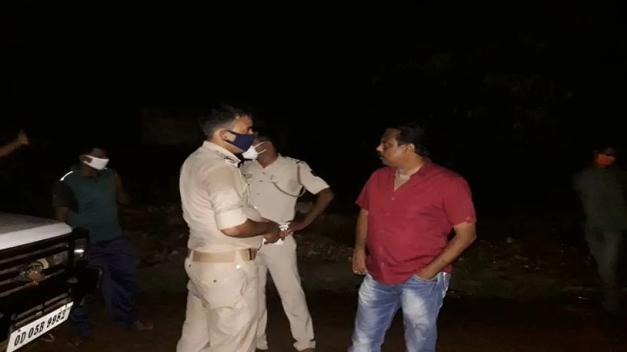 ଗାଁ ସମ୍ପାଦକଙ୍କ ଘର ଉପରକୁ ବୋମାମାଡ଼