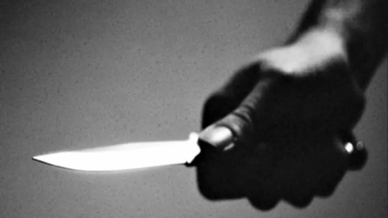 ଛୁରୀରେ ନିଜ ତଣ୍ଟି କାଟିଲେ ଯୁବକ