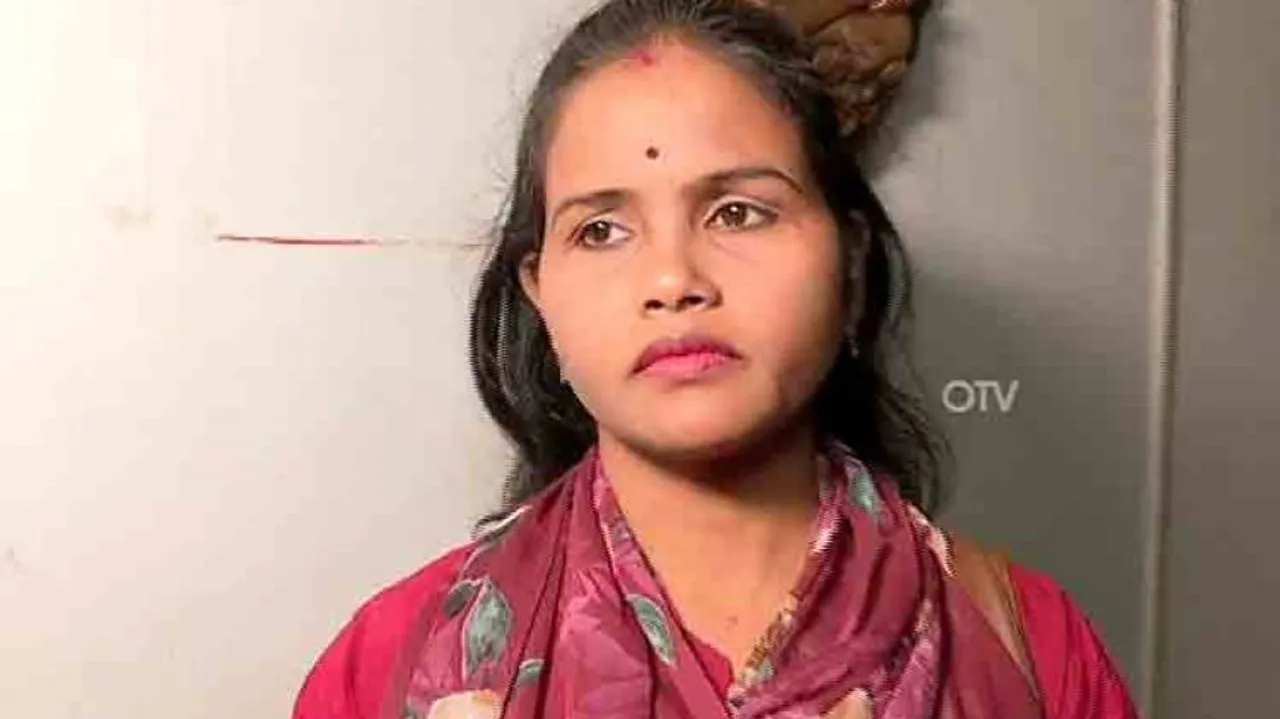 ଠିକ୍‌ ୟୁନିଫର୍ମ ପିନ୍ଧି ନଥିବାରୁ ଦିଦି ଖୋଲିନେଲେ ଛାତ୍ରୀଙ୍କ ଲେଗିଙ୍ଗ୍‌ସ