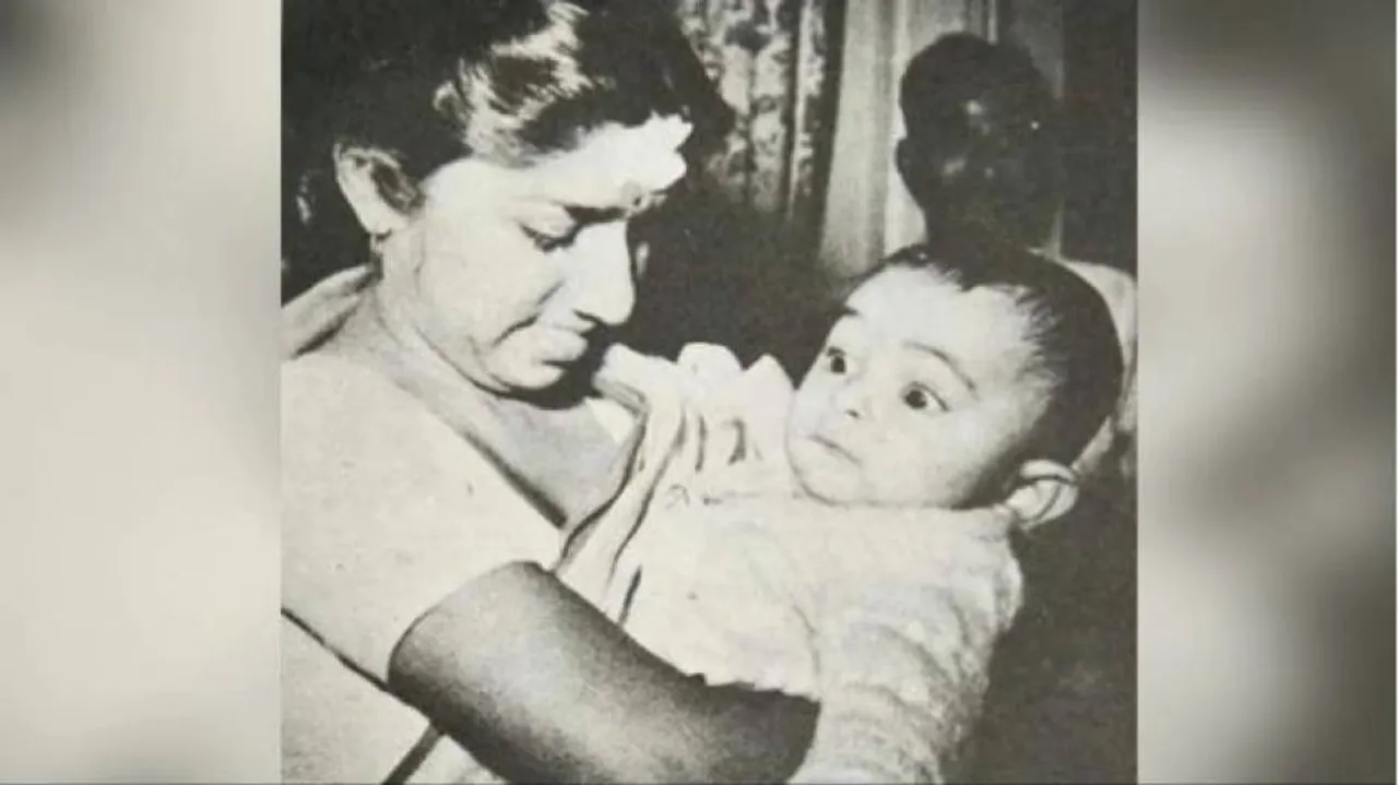 ଲତା ମଙ୍ଗେସକରଙ୍କ କୋଳରେ କୁନି ଋଷି କପୁର ! ସୋଶାଲ ମିଡ଼ିଆରେ ଭାଇରାଲ୍‌