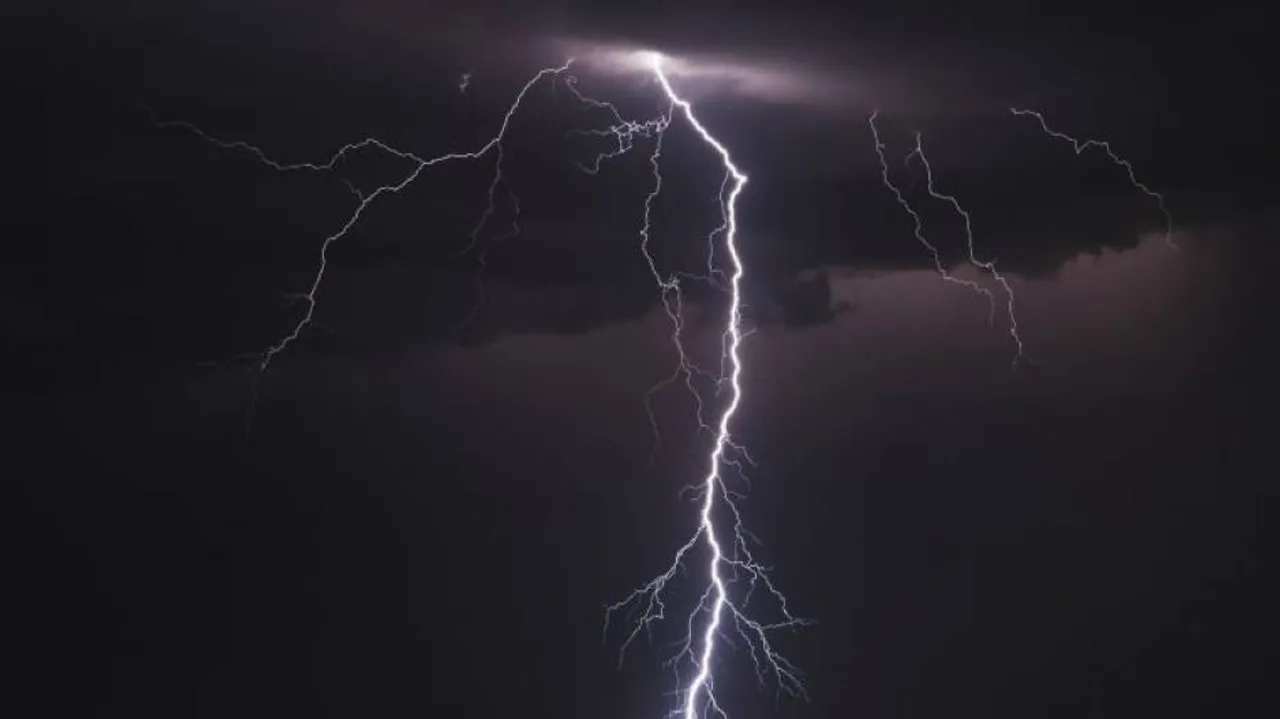 ଝଡ଼ତୋଫାନ ଓ ବଜ୍ରପାତ ନେଇ ୬ ଜିଲ୍ଲାକୁ ସତର୍କ ସୂଚନା