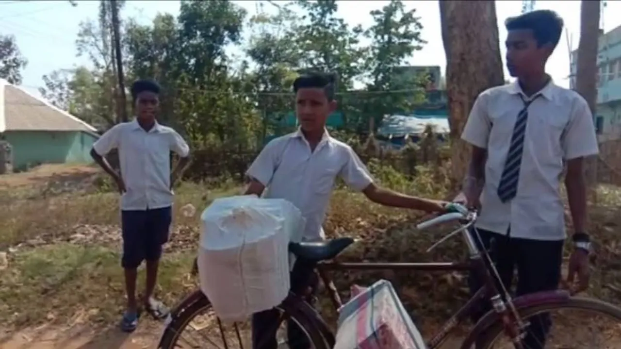 କୁନି ଛାତ୍ରଙ୍କ ଉପରେ ସ୍କୁଲ୍‌ର ବୋଝ; ୩ କିମି ବୋହି ବୋହି ଆଣିଲେ ସବୁ ବହି